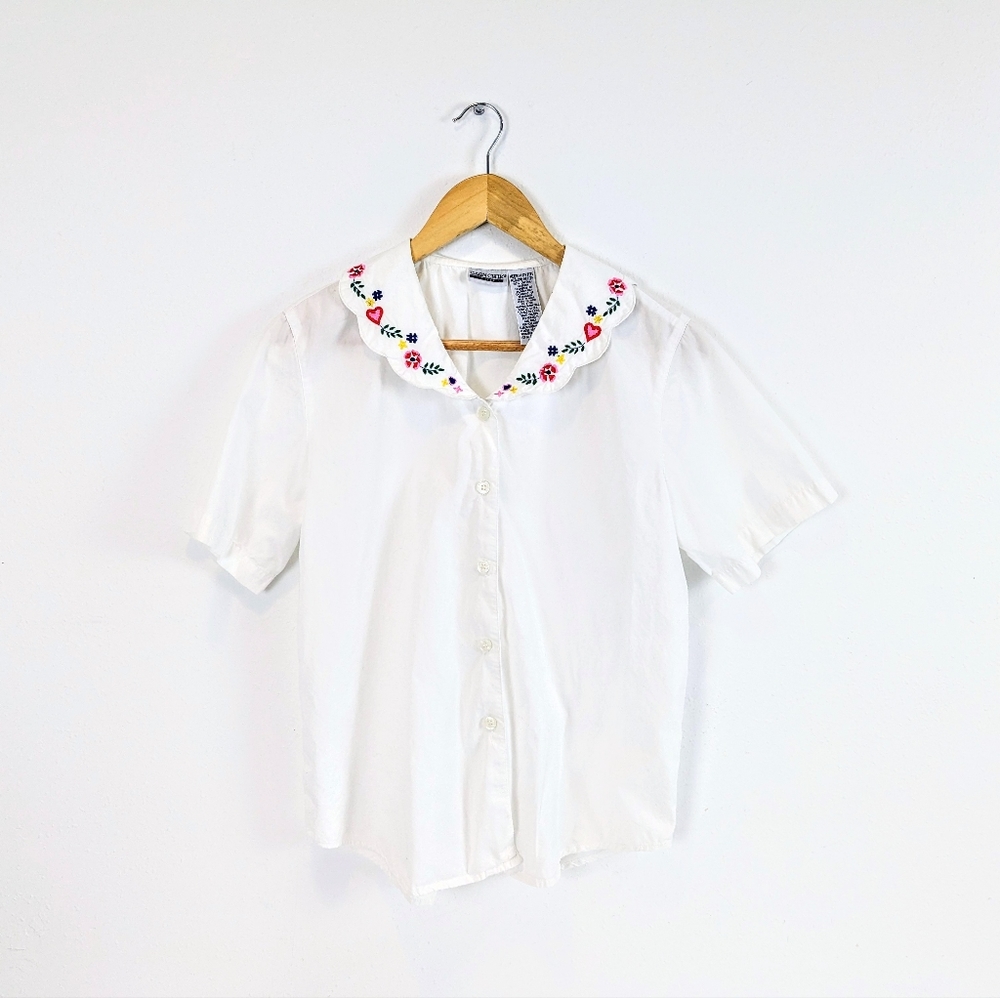 Vintage Adorable Embroidered Scalloped Collar Detail White Shirt
